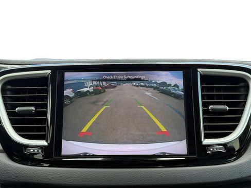 Used 2022 Chrysler Pacifica Touring-L FWD image 15