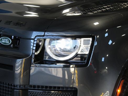 Used 2025 Land Rover Defender 110 X-Dynamic SE image 2