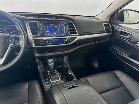 Used 2019 Toyota Highlander XLE image 23