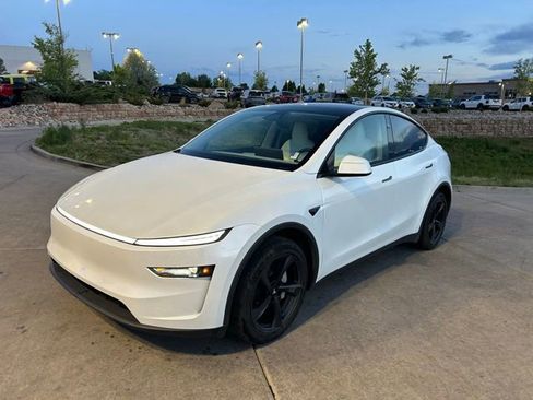 Used 2026 Tesla Model Y AWD image 3