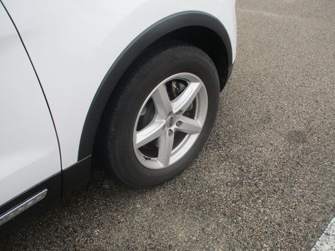 Used 2018 Ford Explorer XLT w/ Equipment Group 202A image 22