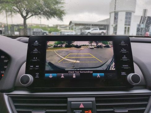 Used 2018 Honda Accord Touring image 14