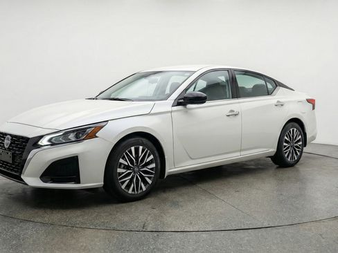 Used 2025 Nissan Altima 2.5 SV image 3