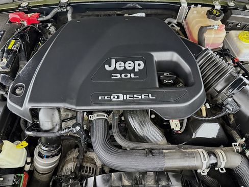 Used 2021 Jeep Wrangler Unlimited Sahara w/ Dual Top Group image 38