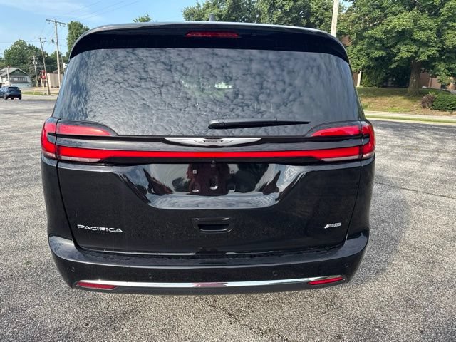New 2026 Chrysler Pacifica Select AWD/4WD image 4