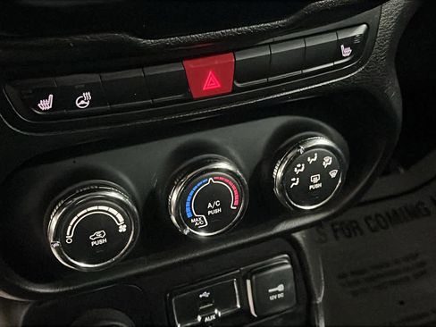 Used 2017 Jeep Renegade Altitude AWD/4WD image 18