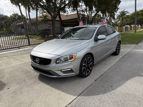 Used 2017 Volvo S60 T5 Dynamic image 4