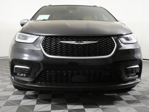 Used 2022 Chrysler Pacifica Pinnacle image 2