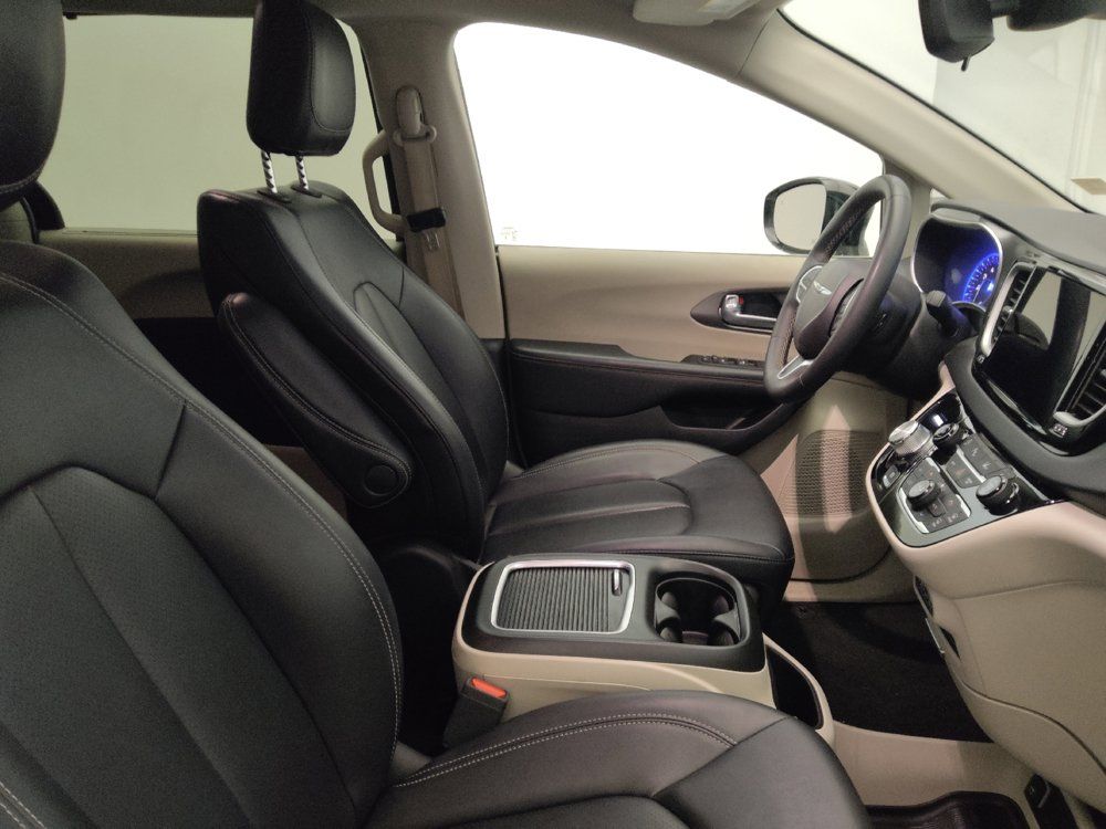 Used 2024 Chrysler Pacifica Touring-L FWD image 21