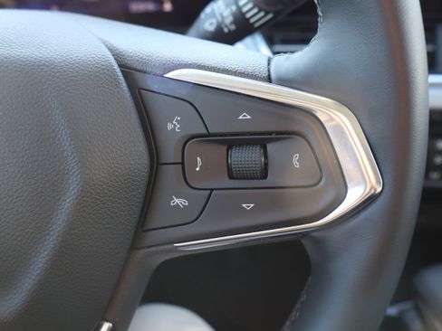 Used 2025 Chevrolet Trax LT w/ LT Convenience Package image 17