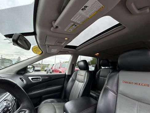 Used 2019 Nissan Pathfinder SL AWD/4WD image 40