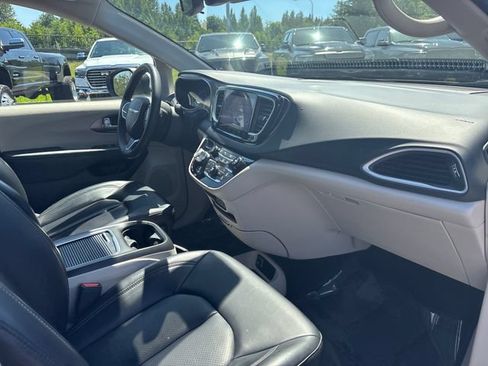 Used 2023 Chrysler Pacifica Touring-L FWD image 26