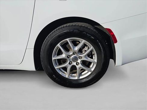 Used 2024 Chrysler Pacifica Touring-L image 9