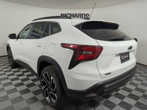 Used 2025 Chevrolet Trax RS w/ Driver Confidence Package image 2