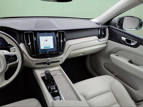 Used 2023 Volvo XC60 B5 Plus w/ Protection Package Premier image 11