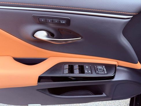 Certified 2025 Lexus ES 300h w/ Premium Package image 18