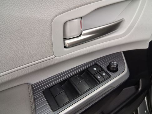 Used 2025 Toyota Sienna XLE w/ XLE Plus Package FWD image 42
