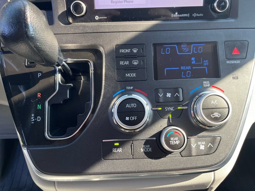 Used 2019 Toyota Sienna LE FWD image 19