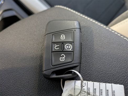 New 2026 Volkswagen Taos SE image 29