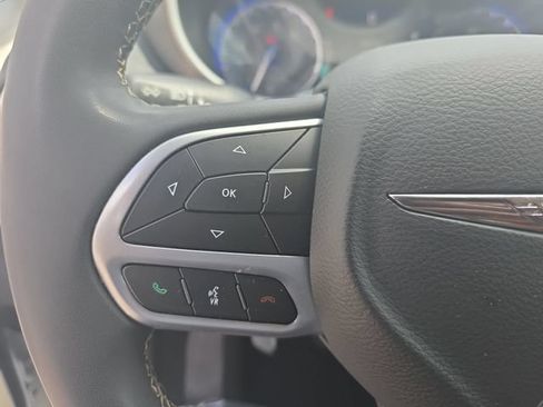 Used 2022 Chrysler Pacifica Touring-L FWD image 19