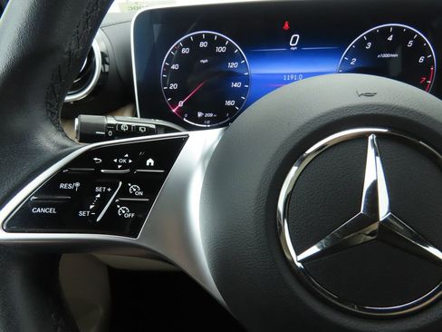 Used 2024 Mercedes-Benz GLC 300 4MATIC image 11