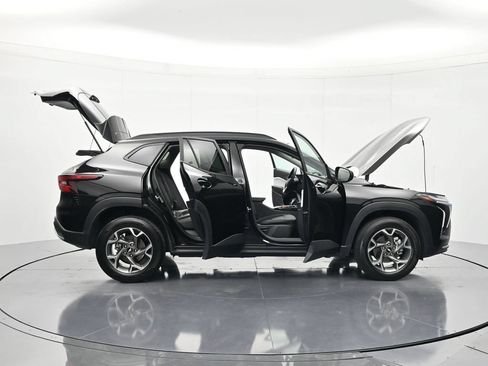 Certified 2025 Chevrolet Trax LT w/ LT Convenience Package FWD image 47