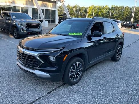 Used 2025 Chevrolet TrailBlazer LT AWD/4WD image 3