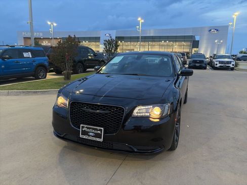 Used 2023 Chrysler 300 Touring w/ Sport Appearance Package RWD image 25