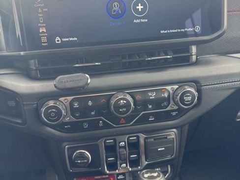 Used 2024 Jeep Wrangler Unlimited Rubicon w/ Technology Group AWD/4WD image 19