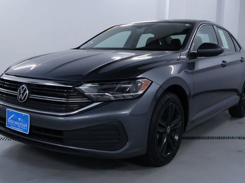 Used 2022 Volkswagen Jetta SE w/ Panoramic Sunroof Package image 3