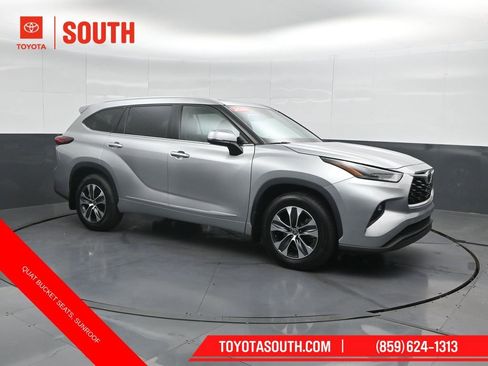 Used 2022 Toyota Highlander XLE AWD/4WD image 4