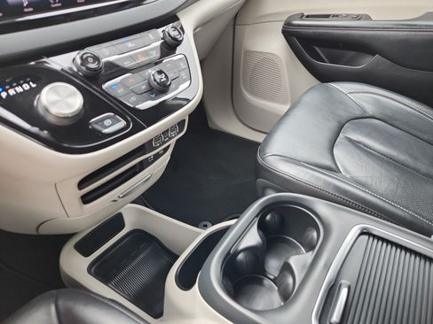 Used 2022 Chrysler Pacifica Touring-L FWD image 26