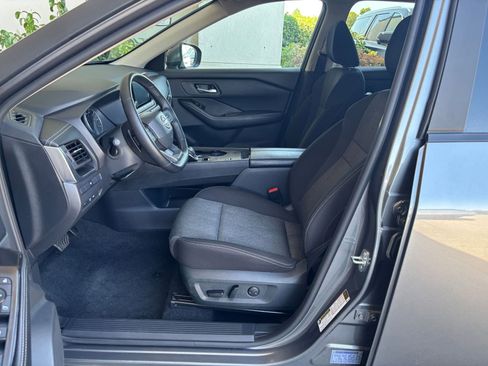 Used 2025 Nissan Rogue SV FWD image 29