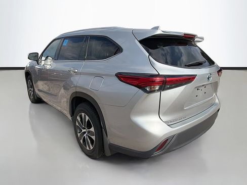 Used 2022 Toyota Highlander XLE AWD/4WD image 7