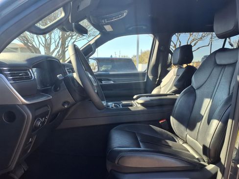 Used 2024 Jeep Wagoneer L Series II w/ Flexible Seating Group image 18