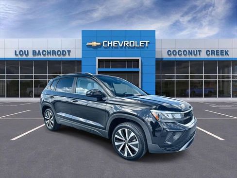 Used 2024 Volkswagen Taos SE image 2