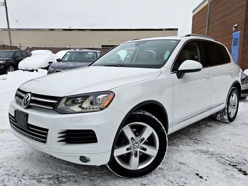 Used 2014 Volkswagen Touareg Sport image 3