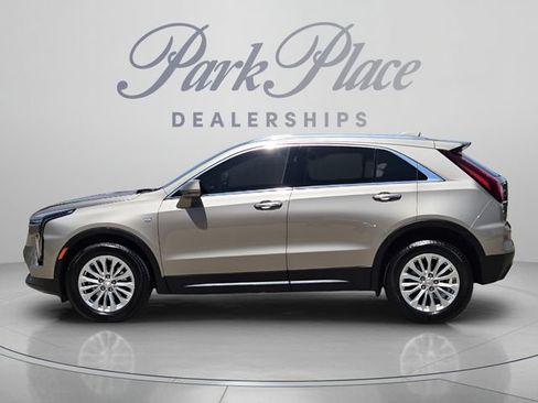 Used 2024 Cadillac XT4 Luxury w/ Cold Weather Package FWD image 2