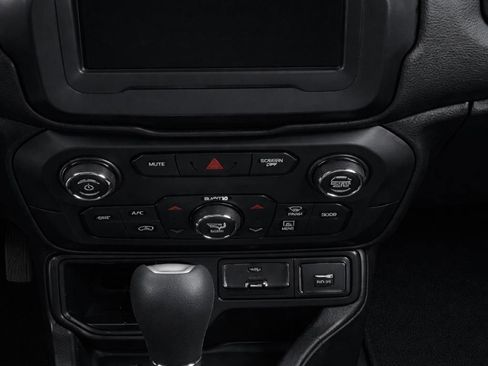 Used 2020 Jeep Renegade Altitude FWD image 17