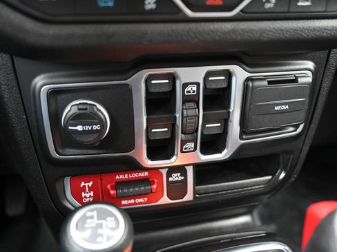 Used 2024 Jeep Wrangler Unlimited AWD/4WD image 33