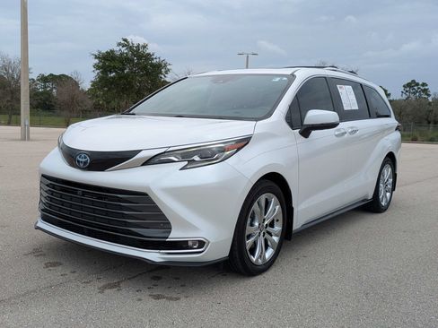 Used 2024 Toyota Sienna Platinum FWD image 9