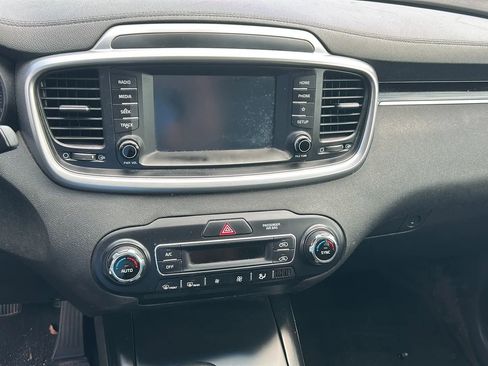 Used 2019 Kia Sorento FWD V6 image 9