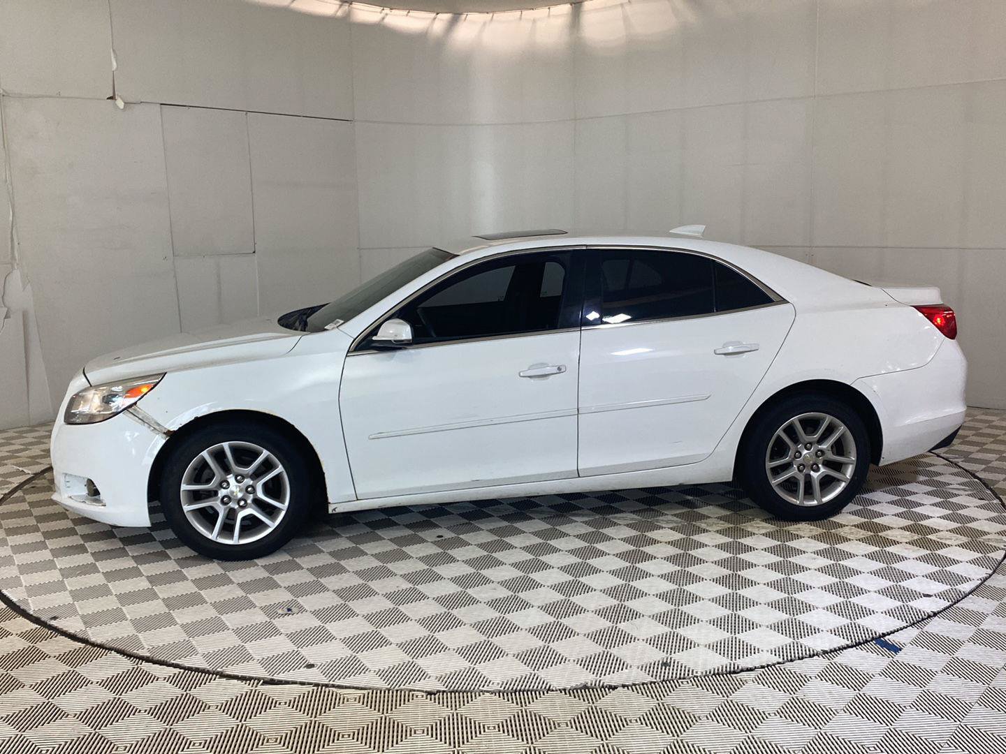 Used 2016 Chevrolet Malibu LT w/ Sun And Convenience Package FWD image 3