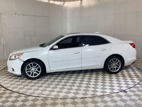 Used 2016 Chevrolet Malibu LT w/ Sun And Convenience Package FWD image 3