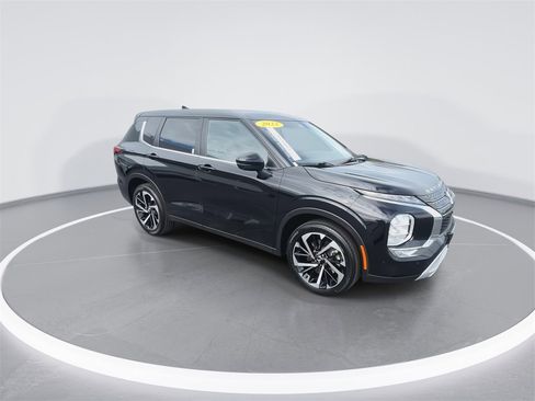 Used 2022 Mitsubishi Outlander SE image 2