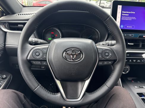 Used 2024 Toyota Venza XLE AWD/4WD image 18