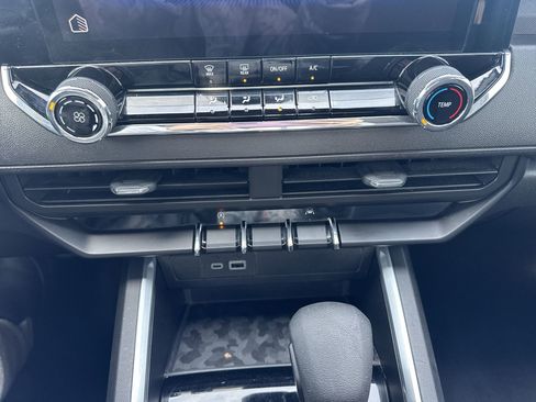 Used 2023 Chevrolet Colorado Trail Boss w/ Technology Package image 18