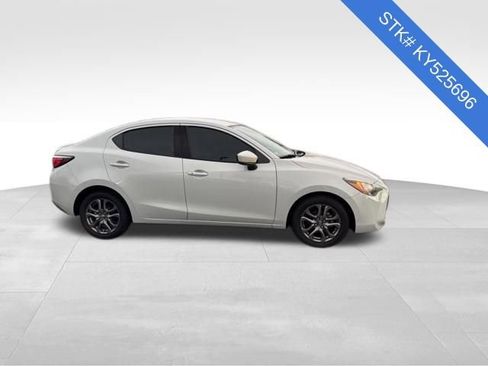 Used 2019 Toyota Yaris L image 4