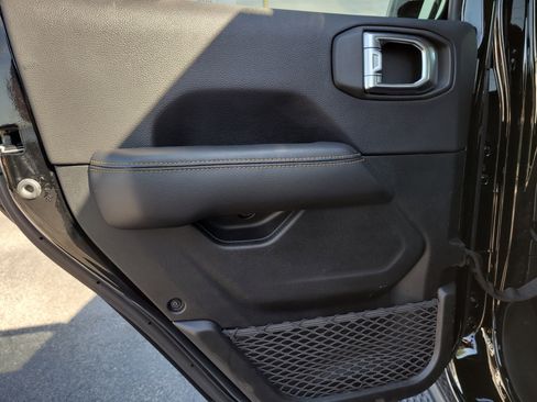 Used 2023 Jeep Gladiator Overland image 10