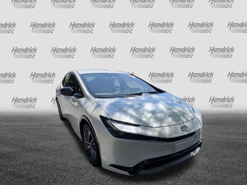 Used 2024 Toyota Prius XLE FWD image 2